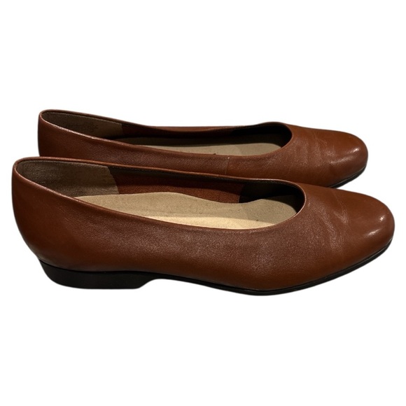 Easy Spirit Brown Leather Flats Timeless Style - Picture 3 of 6